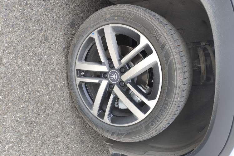 Used BYD Song L DM-i 2025 Intelligent Driving Version 112 km Leading Trim Right Front Wheel Hub