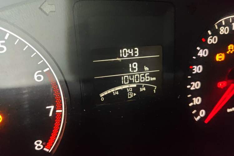 Used Volkswagen Sagitar 2014 Revised Version 1.6L Manual Comfort Edition Odometer Close Up