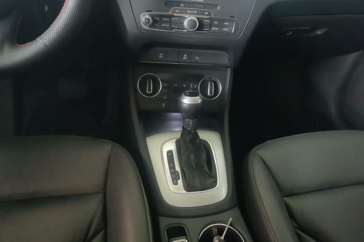 Used Audi Q3 2018 30th Anniversary Edition 30 TFSI Fashion Model Gear Lever