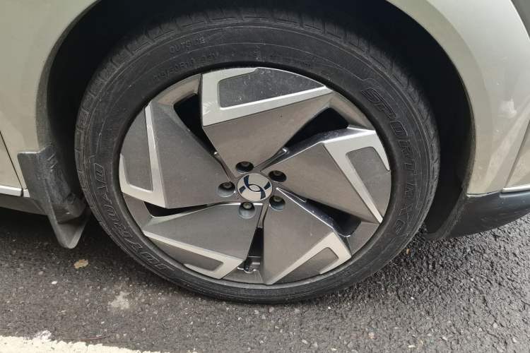 Used Hycan Z03 2022 510 km Range Trendy Cool Version 135 kW 64.23 kWh Right Front Wheel Hub