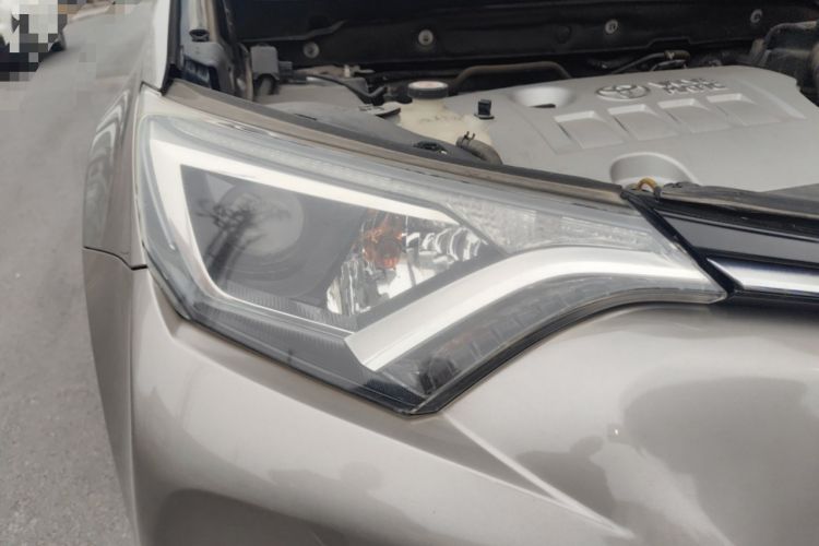 Used Toyota RAV4 2019 2.0L CVT Two-Wheel Drive Luxury Version China VI Standard Right Front Headlight