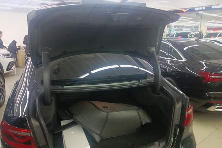 Used Jaguar XFL 2024 2.0T P250 Two-Wheel Drive Prestige Luxury Edition Trunk