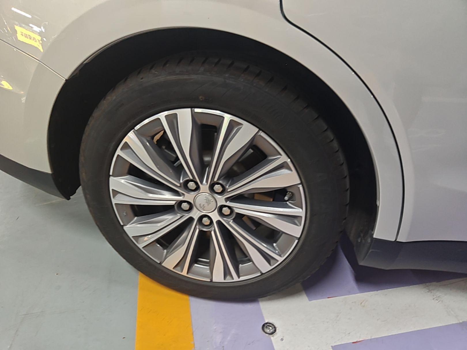 Hongqi E-QM5 2024 610 km PLUS — снимка 11