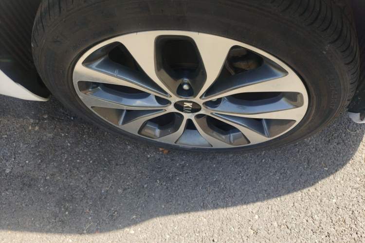 Used Kia K3 2013 1.6L Automatic Premium Right Front Wheel Hub