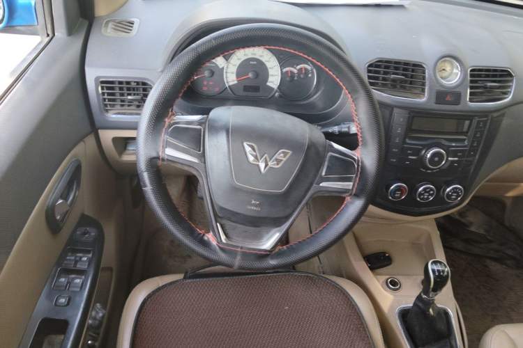 Used Wuling Hongguang 2013 1.2L S Comfort Model China IV Standard Steering Wheel