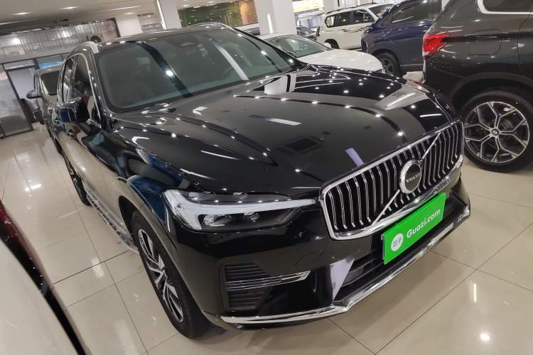 Used Volvo XC60 2023 B5 4x4 Smart Luxury Edition Front Right 45 Deg