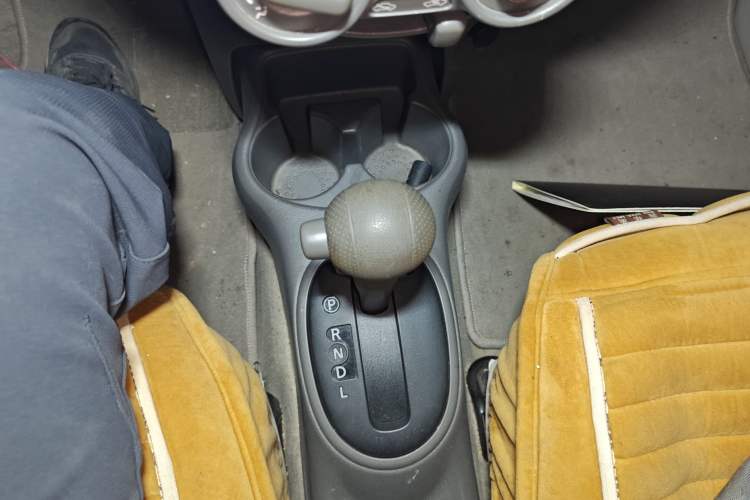 Used Nissan Sunny 2011 1.5XE CVT Comfort Edition Gear Lever