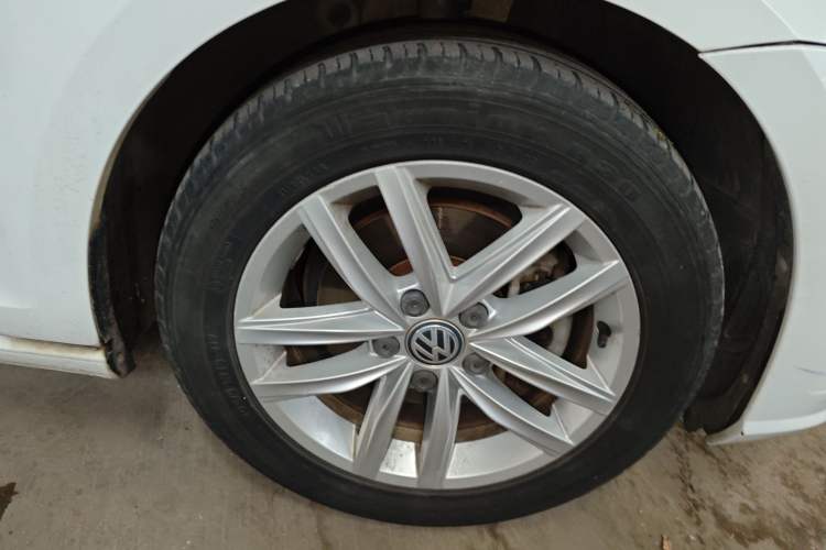 Used Volkswagen Golf 2018 230TSI Automatic Comfort Model Right Front Wheel Hub