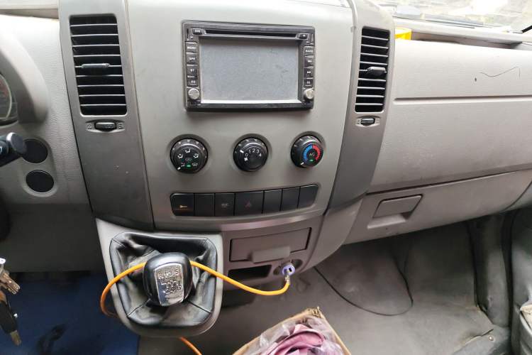 Used Dongfeng Yufeng 2015 2.5T Lingyun Edition Box Truck comes standard with the short-wheelbase mid-roof ZD25 model. Audio And AC Panel