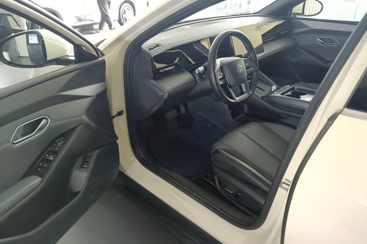 Used BYD Qin L 2025 EV 545KM Beyond Version Driver Seat