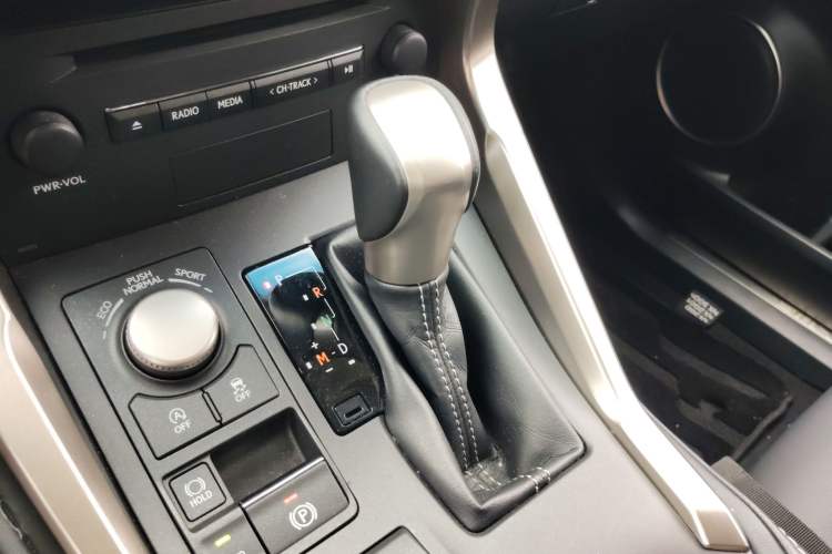 Used Lexus NX 2015 200T All-Wheel-Drive Fēngshàng Edition Gear Lever