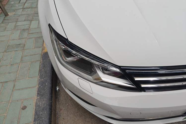 Used Volkswagen Lamando 2018 280TSI DSG Luxury Edition Right Front Headlight