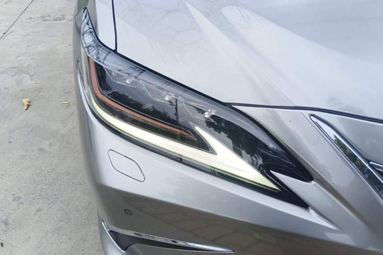 Used Lexus ES 2020 300h Deluxe Edition
