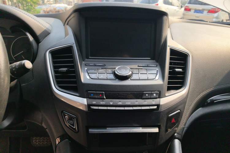 Used Dongfeng Aeolus AX7 2018 Classic 1.6T Automatic Luxury Model Audio And AC Panel