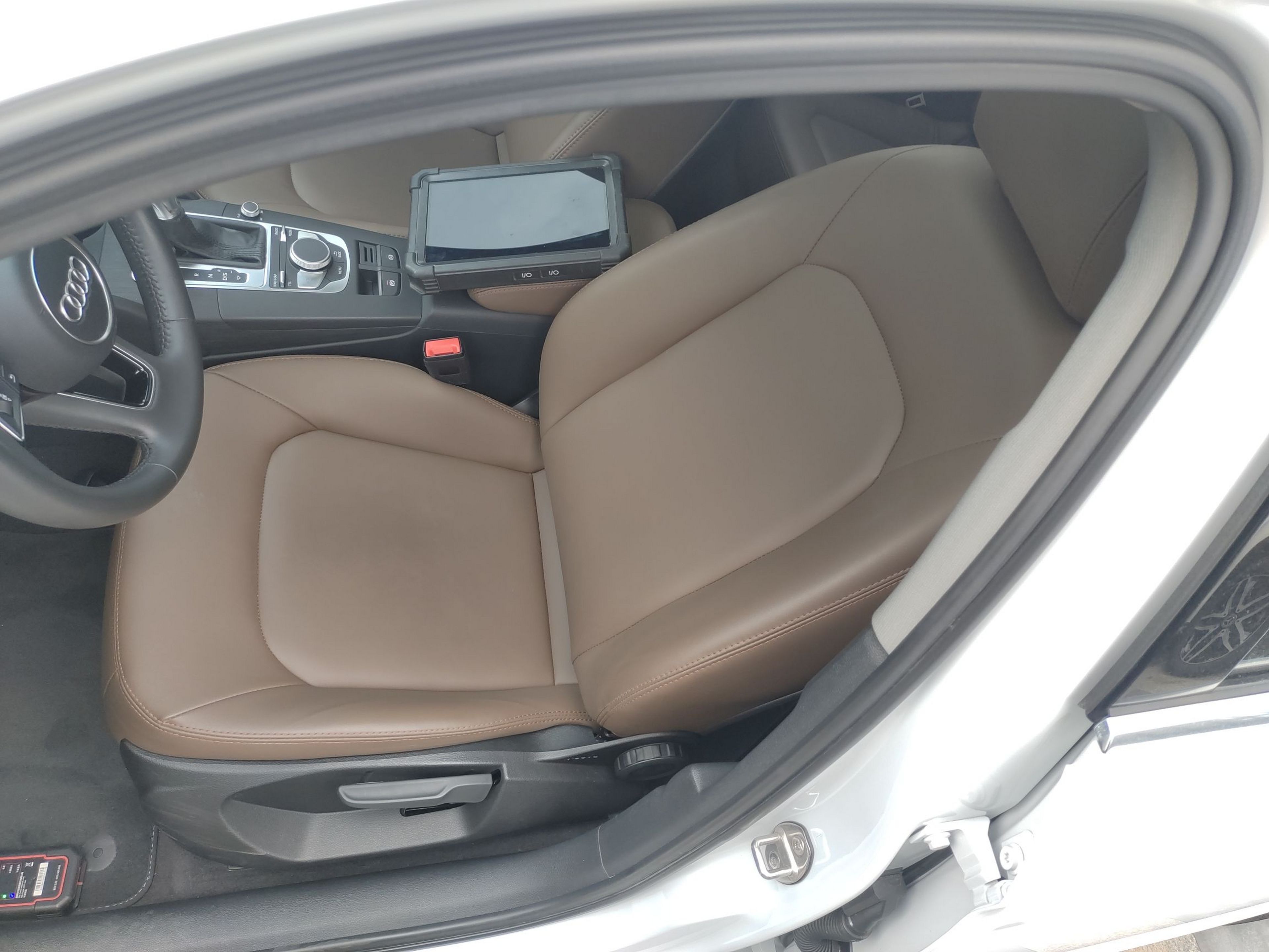 Переднее сиденье в автомобиле