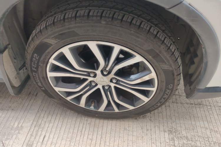 Used Mitsubishi Outlander 2016 2.4L 4x4 Luxury Edition 7-Seater Right Front Wheel Hub