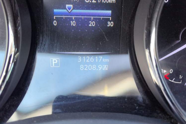 Used Nissan X-Trail 2014 2.0L CVT Comfort Edition 2WD Odometer Close Up