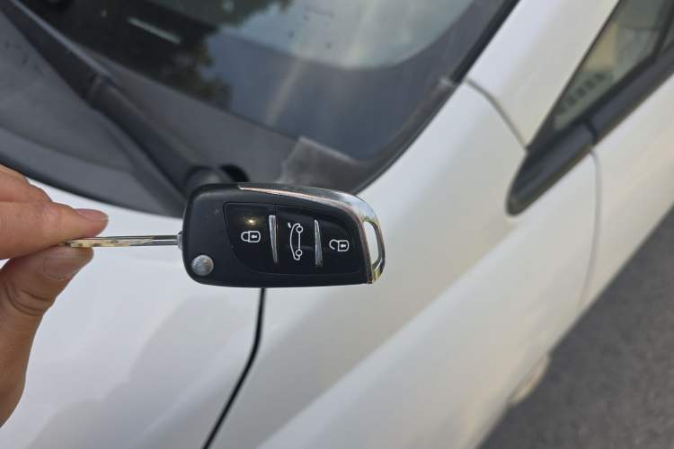 Used Venucia R50 2013 1.6L Manual Fashion Edition