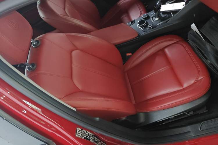 Used Alfa Romeo Giulia 2017 2.0T 200HP Elite Edition Right Front Seat