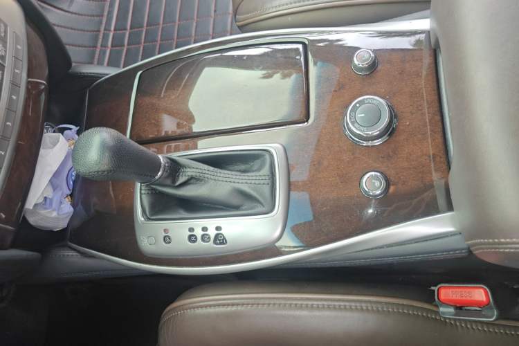 Used Infiniti QX60 2014 2.5 S/C Hybrid Two-Wheel Drive Excellence Edition Gear Lever