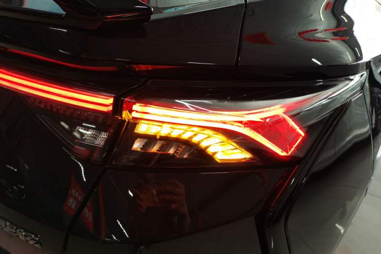 Used Dongfeng Aeolus Yixuan 2021 230T Automatic Zuiying Knight Edition Right Rear Taillight