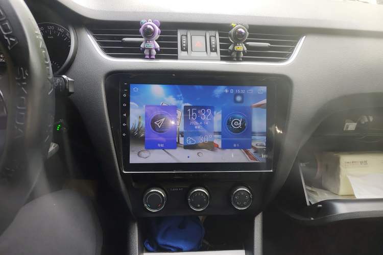 Used Skoda Octavia 2017 1.6L Manual Front-Wheel-Drive Version Audio And AC Panel