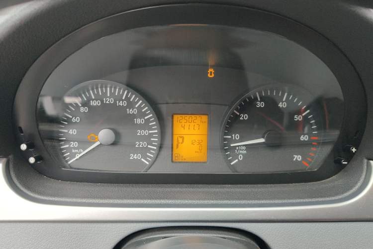 Used Mercedes-Benz Vito 2011 2.5L 7-seater executive version Odometer Close Up