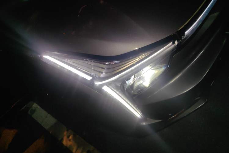 Used NETA U 2022 NETA U-Ⅱ 500 Lithium Iron Phosphate Right Front Headlight