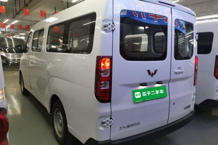 Used Wuling Yangguang 2024 300KM Comfort Version Passenger Van 75kW