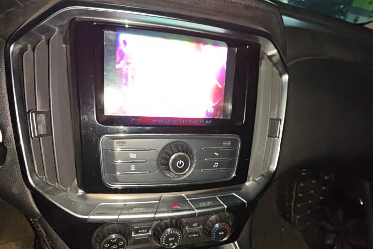 Used JMC Yusheng S350 2017 2.0T Automatic 2WD Diesel Luxury Version with Sunroof 5 Seats
