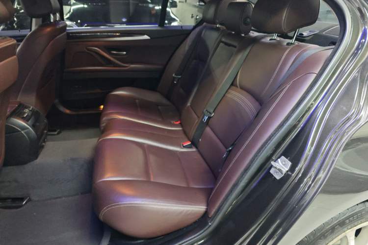 Used BMW 5 Series 2017 525Li Luxury Design Package Left Rear Seat