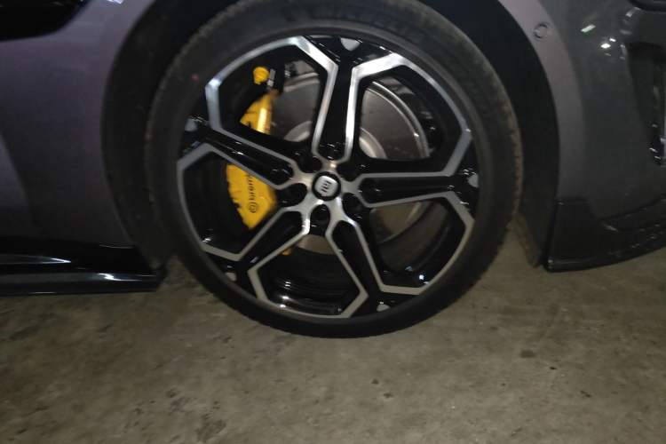 Used Xiaomi Auto SU7 2024 Rear-Drive Ultra-Long Range Advanced Pro-Level Intelligent Driving Version Right Front Wheel Hub