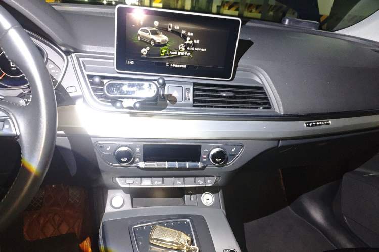 Used Audi Q5L 2020 Updated 40 TFSI Prestige Fashion Edition Audio And AC Panel