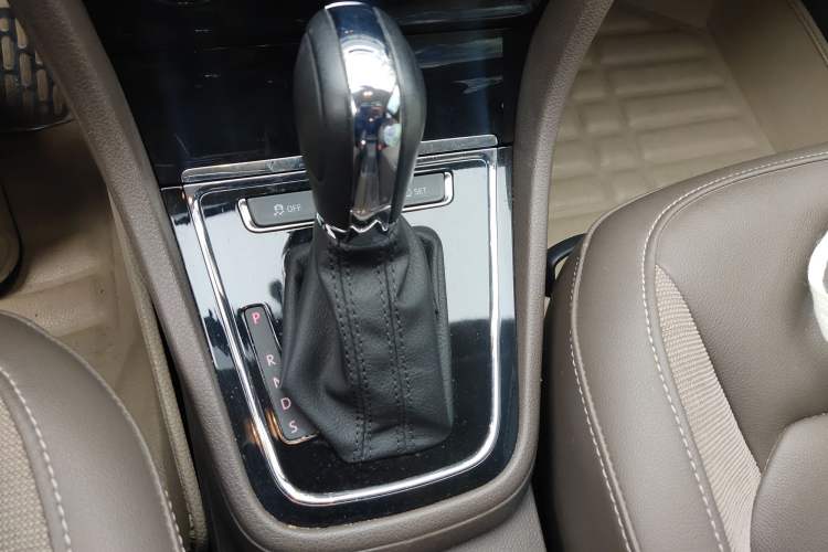 Used Volkswagen Bora 2014 1.6L Automatic Comfort Model Gear Lever