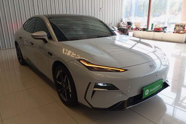 Used Geely Galaxy E8 2024 550 km Range Rear-Wheel-Drive PRO
