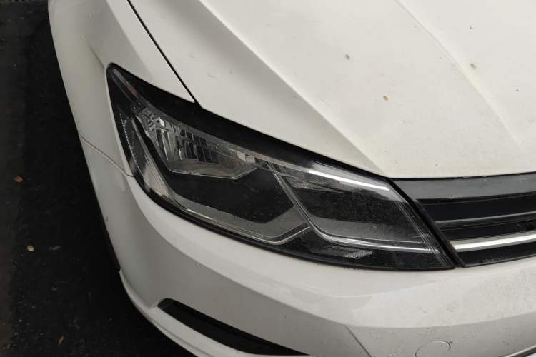 Used Volkswagen Lamando 2017 280TSI Manual Comfort Edition Right Front Headlight