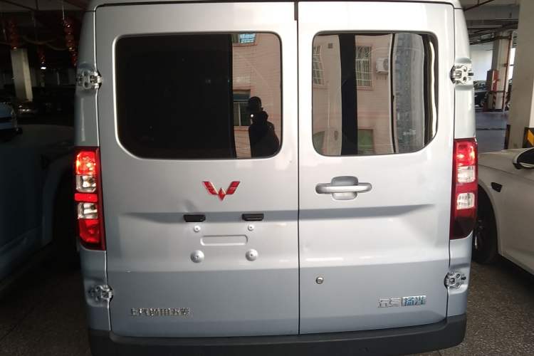 Used Wuling Yangguang 2024 300KM Comfort Version Passenger Van 75kW
