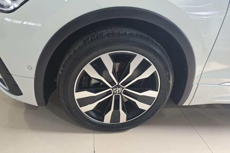 Used Volkswagen Tiguan L 2023 330TSI Automatic Two-Wheel Drive R-Line Enjoyment Edition Left Front Wheel Hub