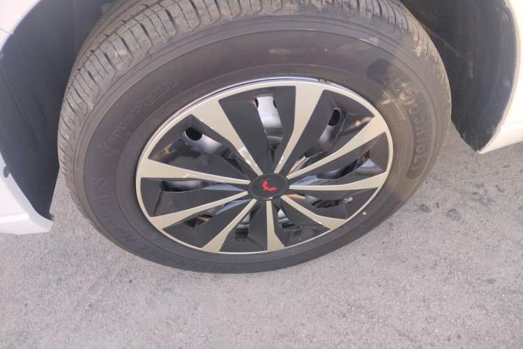 Used Wuling Zhengcheng 2021 1.5T Manual Luxury Version Left Front Wheel Hub