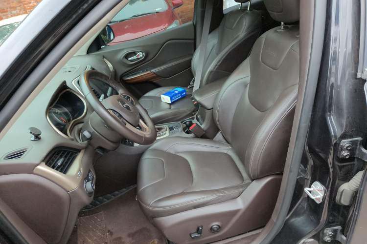 Used Jeep Cherokee 2016 2.0L Superior Edition