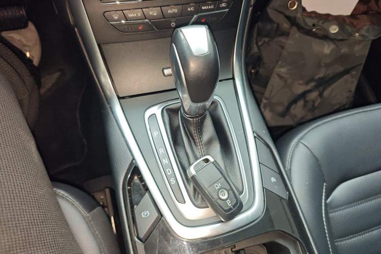 Used Ford Edge 2018 EcoBoost 245 Two-Wheel-Drive Titanium 7-Seater China VI Standard Gear Lever