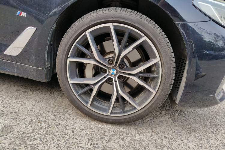 Used BMW 5 Series 2022 Second Facelift 530Li Luxury Version M Sport Package Right Front Wheel Hub