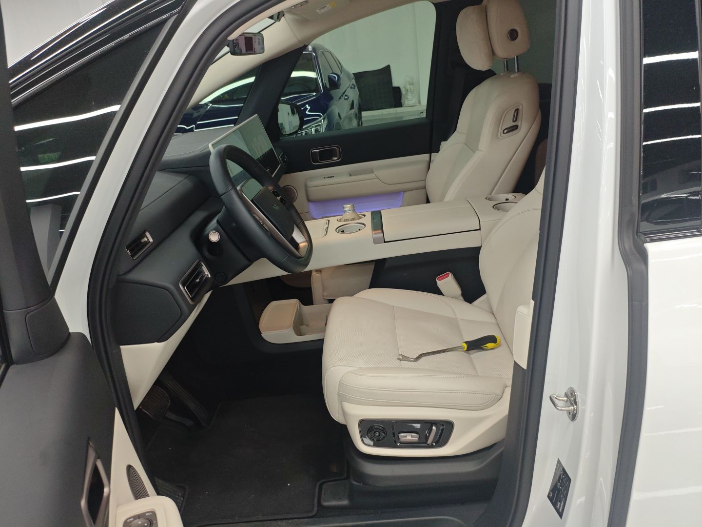 المقاعد الأمامية داخل السيارة