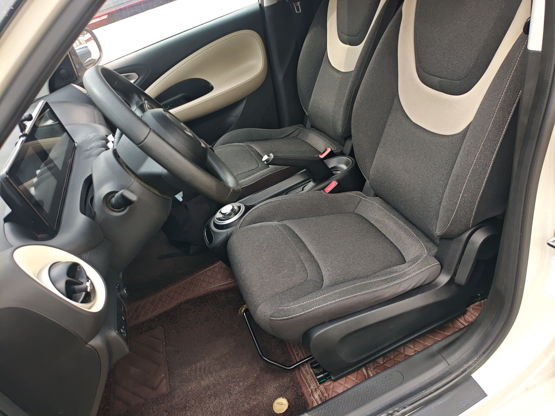 Переднее сиденье в автомобиле