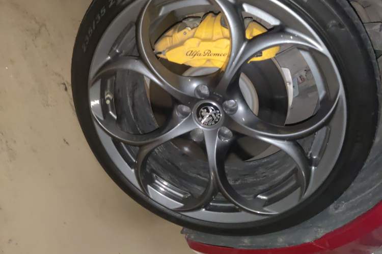 Used Alfa Romeo Giulia 2020 2.0T 280HP Midnight Phantom Limited Edition Right Front Wheel Hub