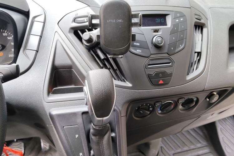 Used Ford Transit 2019 2.0T Gasoline Automatic Multi-Function Commercial Vehicle Short Wheelbase Low Roof 6-Seater China VI Standard