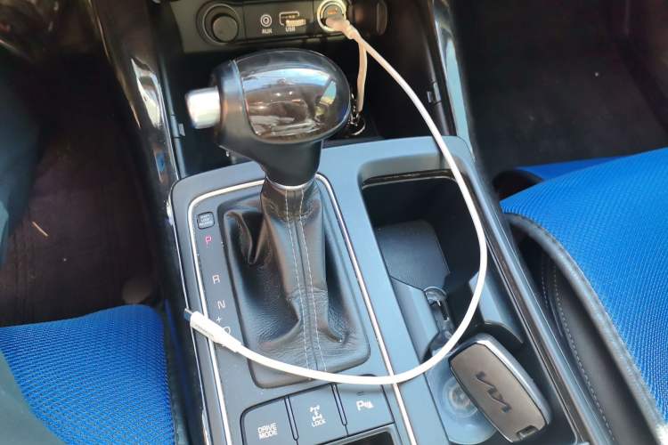 Used Kia Sorento 2015 Sorento L 2.4L Gasoline 4WD Elite Edition 5 Seats China V Emission Standard Gear Lever