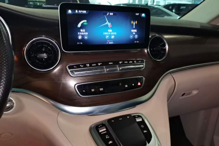 Used Mercedes-Benz V-Class 2021 V 260 Avantgarde Edition Audio And AC Panel