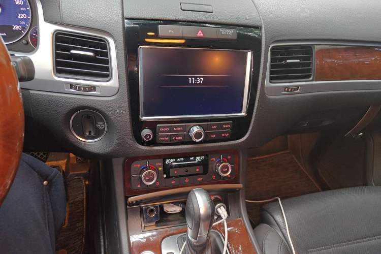 Used Volkswagen Touareg 2015 3.0 TSI Comfort Model Audio And AC Panel