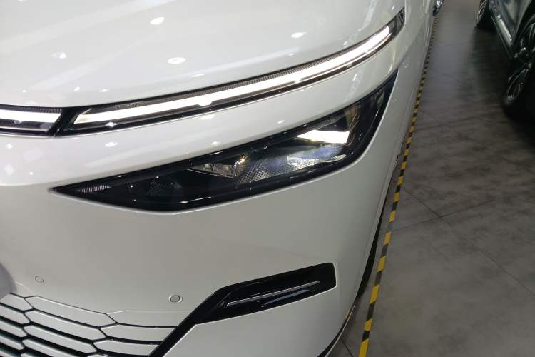 Used XPeng X9 2025 740 Ultra-Long Range Max Left Front Headlight